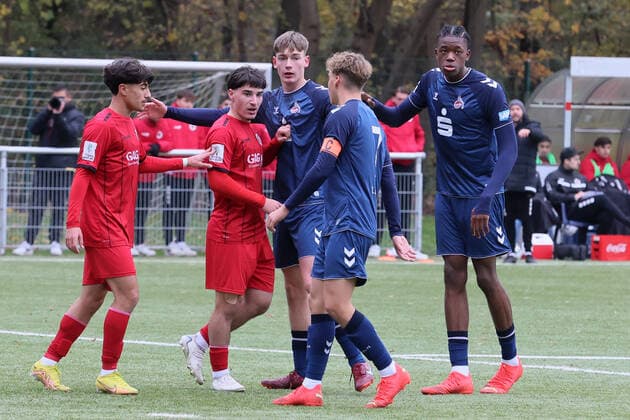 Sport Viktoria Köln vs 1 FC Köln, A Junior Bundesliga West, Sportpark Höhenberg, from left Koray Örgün, Salvatore Davide Giambra Viktoria , Marlon Monning, Meiko Wäschenbach, Elias Geoffrey Bakatukanda 1 FC Köln , 19 11 2021, photo.