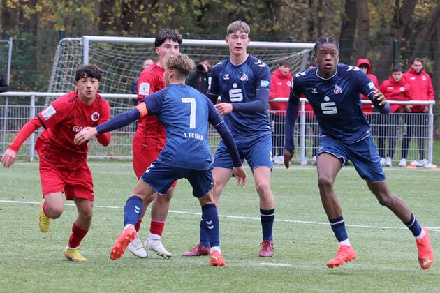 Sport Viktoria Köln vs 1 FC Köln, A Junior Bundesliga West, Sportpark Höhenberg, from left Koray Örgün, Salvatore Davide Giambra Viktoria , Meiko Wäschenbach, Marlon Monning,,Elias Geoffrey Bakatukanda 1 FC Köln , 19 11 2021, photo.