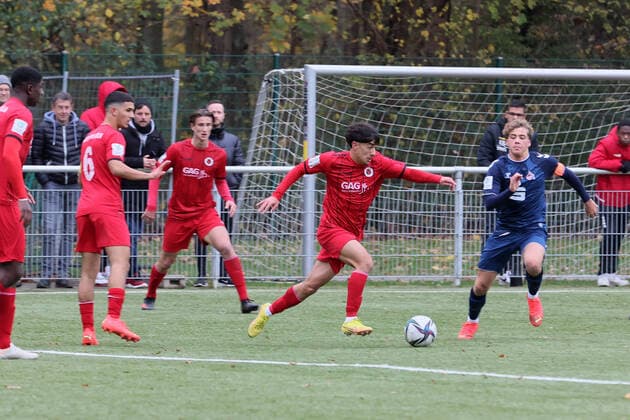 Sport Viktoria Köln vs 1 FC Köln, A Junior Bundesliga West, Sportpark Höhenberg, center from left Koray Örgün Viktoria , Meiko Wäschenbach 1 FC Köln , 19 11 2021, Photo
