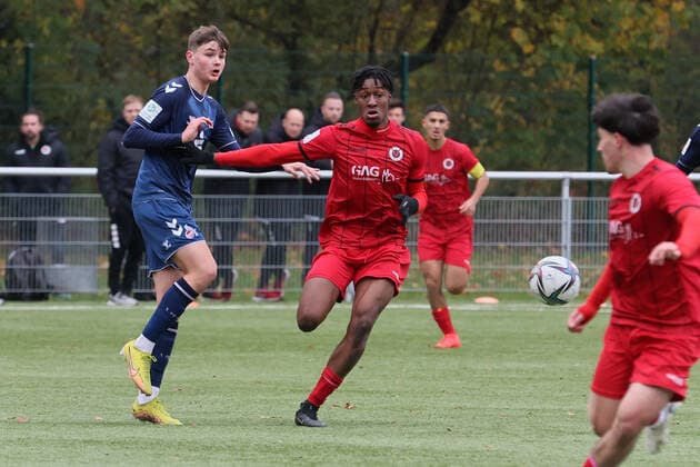 Sport Viktoria Köln vs 1 FC Köln, A Junior Bundesliga West, Sportpark Höhenberg, from left Jaka Cuber Potocnik 1 FC Köln , Romeo Aigbekaen Viktoria , 19 11 2021, photo.
