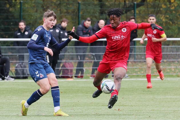 Sport Viktoria Köln vs 1 FC Köln, A Junior Bundesliga West, Sportpark Höhenberg, from left Jaka Cuber Potocnik 1 FC Köln , Romeo Aigbekaen Viktoria , 19 11 2021, photo.