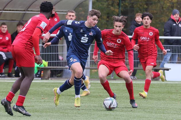 Sport Viktoria Köln vs 1 FC Köln, A Junior Bundesliga West, Sportpark Höhenberg, center from left Jaka Cuber Potocnik 1 FC Köln , Jonah Benedict Sticker Viktoria , 19 11 2021, Photo