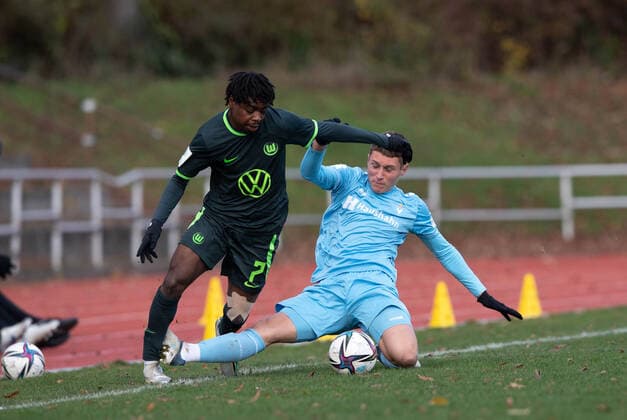 Football, A Juniors, season 2022 2023, A Juniors Bundesliga Nord Nordost 10 matchday , FC Viktoria 1889 Berlin U19 VfL Wolfsburg U19, v l Davis Boateng VfL Wolfsburg U19 , Oleg Scacun Viktoria Berlin U19 , 19 11 2022, Copyright: xSebastianxRäppold MatthiasxKochx