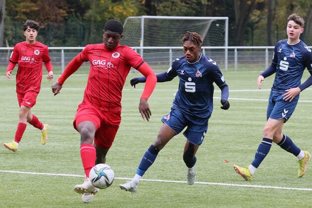 Sport Viktoria Köln vs 1 FC Köln, A Junior Bundesliga West, Sportpark Höhenberg, from left Zoumana Keita Viktoria , Justin Diehl 1 FC Köln , 19 11 2021, photo.
