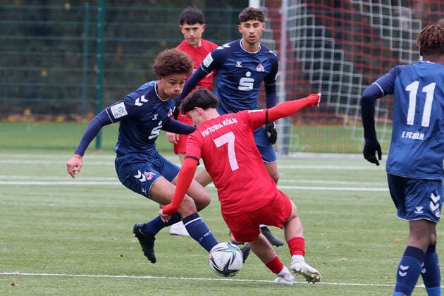 Sport Viktoria Köln vs 1 FC Köln, A Junior Bundesliga West, Sportpark Höhenberg, from left Neo Telle 1 FC Köln , Salvatore Davide Giambra Viktoria , 19 11 2021, photo.