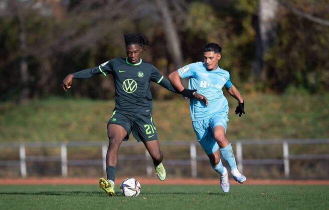 Football, A Juniors, Season 2022 2023, A Junior Bundesliga Nord Nordost 10 Matchday , FC Viktoria 1889 Berlin U19 VfL Wolfsburg U19, v l Aurel Badji Wagbe Wolfsburg U19 , Yasin Böge Viktoria Berlin U19 , 19 11 2022, Copyright: xSebastianxRäppold MatthiasxKochx