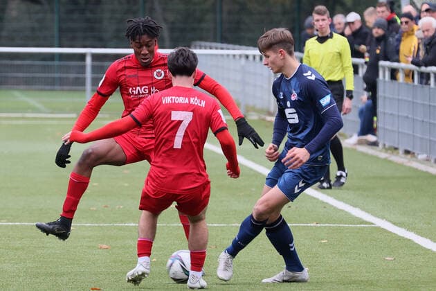Sport Viktoria Köln vs 1 FC Köln, A Junior Bundesliga West, Sportpark Höhenberg, from left Romeo Aigbekaen, Salvatore Davide Giambra Viktoria , Marlon Monning 1 FC Köln , 19 11 2021, photo.