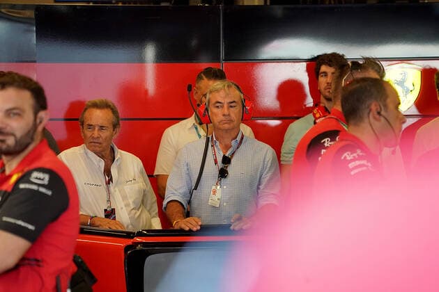 FORMULA 1 ETIHAD AIRWAYS ABU DHABI GRAND PRIX 2022 19 11 2022, Yas Marina Circuit, Abu Dhabi, FORMULA 1 ETIHAD AIRWAYS ABU DHABI GRAND PRIX 2022 , in picture Jacques Bernard Jacky Ickx with Carlos Sainz Sr in the Ferrari Pit nordphotoxGmbHx xBratic nph00250