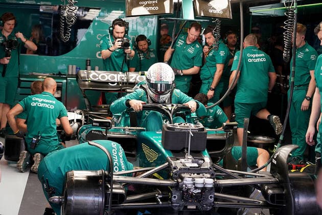 FORMULA 1 ETIHAD AIRWAYS ABU DHABI GRAND PRIX 2022 19 11 2022, Yas Marina Circuit, Abu Dhabi, FORMULA 1 ETIHAD AIRWAYS ABU DHABI GRAND PRIX 2022 , in picture Sebastian Vettel DEU , Aston Martin Aramco Cognizant Formula One Team has to end the practice early because of a defect on the car nordphotoxGmbHx xBratic nph00250