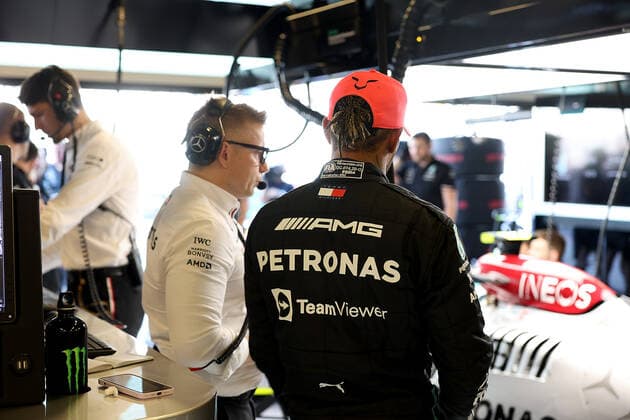 FORMULA 1 ETIHAD AIRWAYS ABU DHABI GRAND PRIX 2022 19 11 2022, Yas Marina Circuit, Abu Dhabi, FORMULA 1 ETIHAD AIRWAYS ABU DHABI GRAND PRIX 2022 , in picture Lewis Hamilton GBR , Mercedes AMG Petronas Formula One Team with his engineer Peter Bonnington nordphotoxGmbHx xBratic nph00250