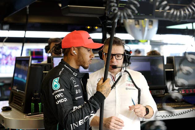 FORMULA 1 ETIHAD AIRWAYS ABU DHABI GRAND PRIX 2022 19 11 2022, Yas Marina Circuit, Abu Dhabi, FORMULA 1 ETIHAD AIRWAYS ABU DHABI GRAND PRIX 2022 , in picture Lewis Hamilton GBR , Mercedes AMG Petronas Formula One Team with his engineer Peter Bonnington nordphotoxGmbHx xBratic nph00250