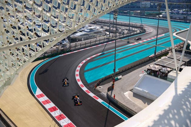 November 19, 2022, Abu Dhabi, United Arab Emirates: Sergio Perez of Red Bull Racing and Daniel Ricciardo of McLaren during Practice 3 of Formula 1 Abu Dhabi Grand Prix at Yas Marina Circuit on November 19, 2022 in Abu Dhabi, United Arab Emirates. Abu Dhabi United Arab Emirates - ZUMAz156 0194545820st Copyright: xBeataxZawrzelx
