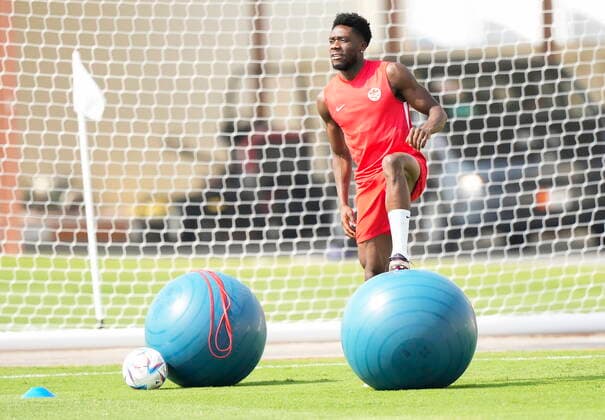 November 19, 2022, DOHA, QATAR: Canada defender Alphonso Davies stretches during practice ahead of the World Cup in Doha, Qatar on Saturday, November 19, 2022. Canada News - November 19, 2022  - ZUMAc35_ 20221119_zaf_c35_031 Copyright: xNathanxDenettex