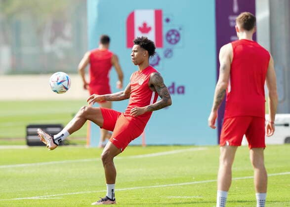 November 19, 2022, DOHA, QATAR: Canada forward Tajon Buchanan kicks the ball during practice ahead of the World Cup in Doha, Qatar on Saturday, November 19, 2022. Canada News - November 19, 2022  - ZUMAc35_ 20221119_zaf_c35_043 Copyright: xNathanxDenettex