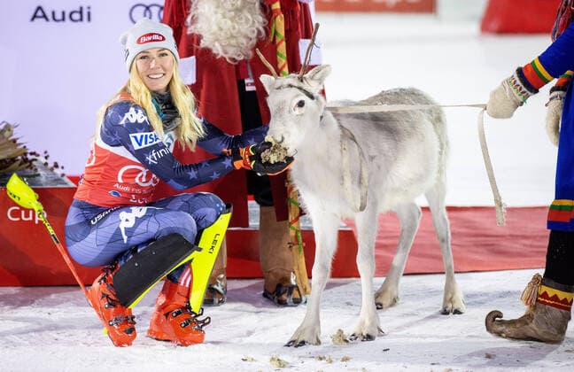 Bilder des Jahres, Sport 11 November Sport Themen der Woche KW46 ALPINE SKIING - FIS WC Levi LEVI,FINLAND,19.NOV.22 - ALPINE SKIING - FIS World Cup, slalom, ladies. Image shows Mikaela Shiffrin (USA) and a reindeer.  GEPAxpictures xHaraldxSteiner