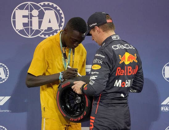 FORMULA 1 ETIHAD AIRWAYS ABU DHABI GRAND PRIX 2022 19 11 2022, Yas Marina Circuit, Abu Dhabi, FORMULA 1 ETIHAD AIRWAYS ABU DHABI GRAND PRIX 2022 , in picture TikTok Star Khaby Lame with Max Verstappen NEL , Oracle Red Bull Racing nordphotoxGmbHx xBratic nph00250