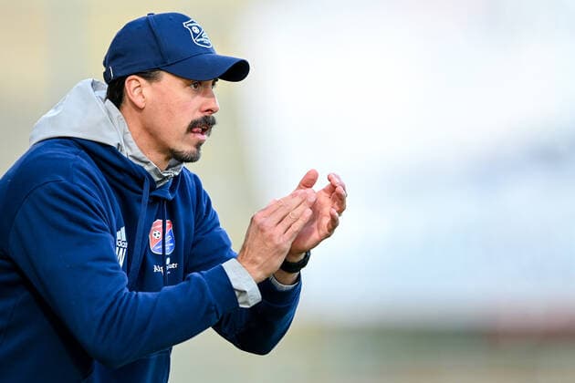 Coach Sandro Wagner Unterhaching cheers his team, claps hands, gives instructions, gestures, gesticulate with arms, gives instructions, gesticulate single image, action, action, 19 11 2022, Unterhaching Germany , Football, Regionalliga Bayern, SpVgg Unterhaching FC Augsburg II xslx