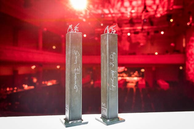 Swiss Athletics Night 2022 19 11 2022 Trophies Swiss Athlete of the Year Simon Ehammer and Mujinga Kambundji Swiss Athletics Night 2022 in Bern, Switzerland, on Saturday, November 19, 2022 Copyright: xBEAUTIFULxSPORTS OlafxRellischx