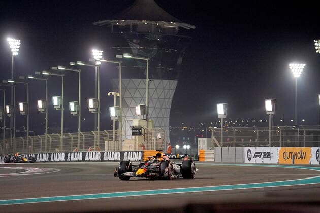 19 11 2022, Yas Marina Circuit, Abu Dhabi, FORMULA 1 ETIHAD AIRWAYS ABU DHABI GRAND PRIX 2022 , in picture Max Verstappen NEL , Oracle Red Bull Racing, Sergio Perez MEX , Oracle Red Bull Racing Abu Dhabi Yas Marina Circuit United Arab Emirates  eu-images-506