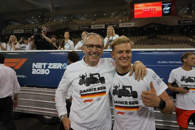 19 11 2022, Yas Marina Circuit, Abu Dhabi, FORMULA 1 ETIHAD AIRWAYS ABU DHABI GRAND PRIX 2022 , pictured Sebastian Vettel DEU , Aston Martin Aramco Cognizant Formula One Team says goodbye to Formula One with a run around the Abu Dhabi circuit Formula One boss Stefano Domenicali with Mick Schumacher DEU , Haas F1 Team Abu Dhabi Yas Marina Circuit United Arab Emirates  eu-images-506