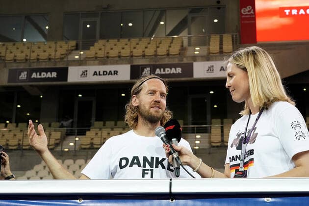 19 11 2022, Yas Marina Circuit, Abu Dhabi, FORMULA 1 ETIHAD AIRWAYS ABU DHABI GRAND PRIX 2022 , pictured Sebastian Vettel DEU , Aston Martin Aramco Cognizant Formula One Team says goodbye to Formula One with a run around the Abu Dhabi Abu Dhabi Yas Marina Circuit United Arab Emirates track  eu-images-506