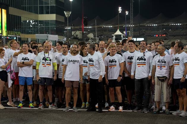19 11 2022, Yas Marina Circuit, Abu Dhabi, FORMULA 1 ETIHAD AIRWAYS ABU DHABI GRAND PRIX 2022 , pictured Sebastian Vettel DEU , Aston Martin Aramco Cognizant Formula One Team says goodbye to Formula One with a run around the Abu Dhabi circuit Sebastian Vettel DEU , Aston Martin Aramco Cognizant Formula One Team, Formula One boss Stefano Domenicali, Mick Schumacher DEU , Haas F1 Team Abu Dhabi Yas Marina Circuit United Arab Emirates  eu-images-506