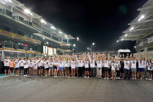 19 11 2022, Yas Marina Circuit, Abu Dhabi, FORMULA 1 ETIHAD AIRWAYS ABU DHABI GRAND PRIX 2022 , pictured Sebastian Vettel DEU , Aston Martin Aramco Cognizant Formula One Team says goodbye to Formula One with a run around the Abu Dhabi circuit Sebastian Vettel DEU , Aston Martin Aramco Cognizant Formula One Team, Formula One boss Stefano Domenicali, Mick Schumacher DEU , Haas F1 Team Abu Dhabi Yas Marina Circuit United Arab Emirates  eu-images-506