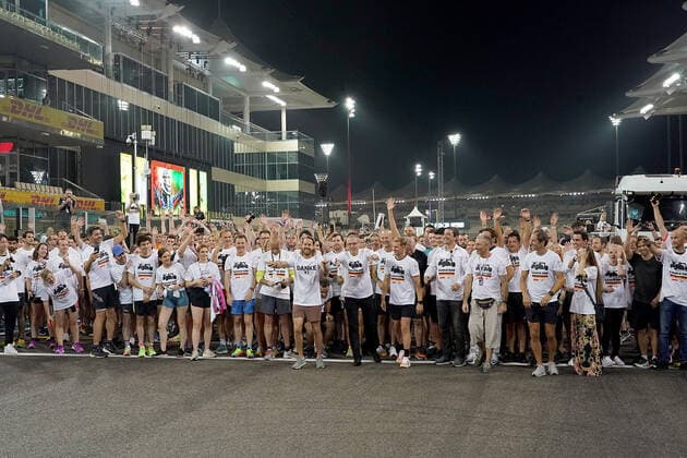 19 11 2022, Yas Marina Circuit, Abu Dhabi, FORMULA 1 ETIHAD AIRWAYS ABU DHABI GRAND PRIX 2022 , pictured Sebastian Vettel DEU , Aston Martin Aramco Cognizant Formula One Team says goodbye to Formula One with a run around the Abu Dhabi circuit Sebastian Vettel DEU , Aston Martin Aramco Cognizant Formula One Team, Formula One boss Stefano Domenicali, Mick Schumacher DEU , Haas F1 Team Abu Dhabi Yas Marina Circuit United Arab Emirates  eu-images-506