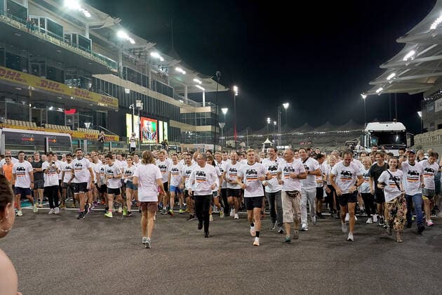 19 11 2022, Yas Marina Circuit, Abu Dhabi, FORMULA 1 ETIHAD AIRWAYS ABU DHABI GRAND PRIX 2022 , pictured Sebastian Vettel DEU , Aston Martin Aramco Cognizant Formula One Team says goodbye to Formula One with a run around the Abu Dhabi circuit Sebastian Vettel DEU , Aston Martin Aramco Cognizant Formula One Team, Formula One boss Stefano Domenicali, Mick Schumacher DEU , Haas F1 Team Abu Dhabi Yas Marina Circuit United Arab Emirates  eu-images-506