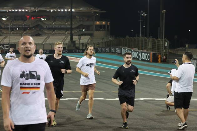 19 11 2022, Yas Marina Circuit, Abu Dhabi, FORMULA 1 ETIHAD AIRWAYS ABU DHABI GRAND PRIX 2022 , in picture Sebastian Vettel DEU , Aston Martin Aramco Cognizant Formula One Team says goodbye to Formula One with a run over the Abu Dhabi track He crosses the finish line Abu Dhabi Yas Marina Circuit United Arab Emirates  eu-images-506