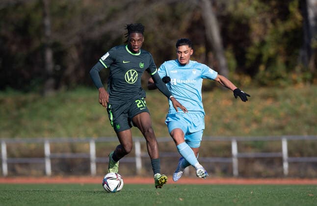 Football, A Juniors, Season 2022 2023, A Junior Bundesliga Nord Nordost 10 Matchday , FC Viktoria 1889 Berlin U19 VfL Wolfsburg U19, v l Aurel Badji Wagbe Wolfsburg U19 , Yasin Böge Viktoria Berlin U19 , 19 11 2022, Copyright: xSebastianxRäppold MatthiasxKochx