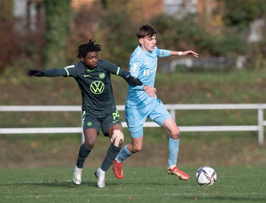 Football, A Juniors, season 2022 2023, A Juniors Bundesliga Nord Nordost 10 matchday , FC Viktoria 1889 Berlin U19 VfL Wolfsburg U19, v l Davis Boateng Wolfsburg U19 , Leo Sommerfeld Viktoria U19 , 19 11 2022, Copyright: xSebastianxRäppold MatthiasxKochx
