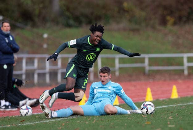 Football, A Juniors, season 2022 2023, A Juniors Bundesliga Nord Nordost 10 matchday , FC Viktoria 1889 Berlin U19 VfL Wolfsburg U19, v l Davis Boateng Wolfsburg U19 , Oleg Scacun Viktoria U19 , 19 11 2022, Copyright: xSebastianxRäppold MatthiasxKochx