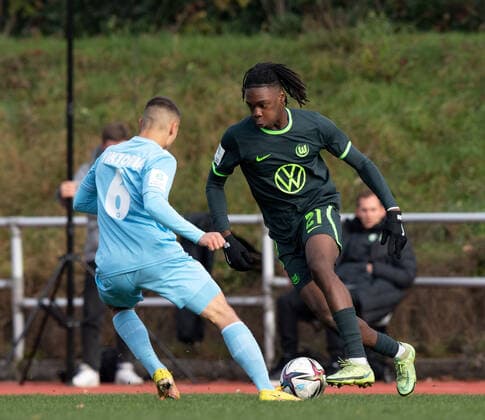 Football, A Juniors, Season 2022 2023, A Juniors Bundesliga Nord Nordost 10 Matchday , FC Viktoria 1889 Berlin U19 VfL Wolfsburg U19, v l Meisour Mohamed Viktoria U19 , Aurel Badji Wagbe Wolfsburg U19 , 19 11 2022, Copyright: xSebastianxRäppold MatthiasxKochx
