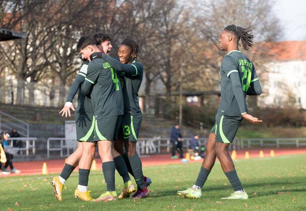 Football, A Juniors, Season 2022 2023, A Junior Bundesliga Nord Nordost 10 Matchday , FC Viktoria 1889 Berlin U19 VfL Wolfsburg U19, f l Matthew Till Meier, Felix Finn Lange, Joao Arlete Pinto, Aurel Badji Wagbe all Wolfsburg U19 , cheering after goal to 0 2, 19 11 2022, Copyright: xSebastianxRäppold MatthiasxKochx