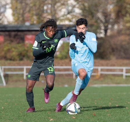 Football, A Juniors, Season 2022 2023, A Juniors Bundesliga Nord Nordost 10 Matchday , FC Viktoria 1889 Berlin U19 VfL Wolfsburg U19, v l Joao Arlete Pinto Wolfsburg U19 , Metehan Yildirim Viktoria U19 , 19 11 2022, Copyright: xSebastianxRäppold MatthiasxKochx