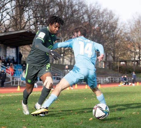 Football, A Juniors, season 2022 2023, A Juniors Bundesliga Nord Nordost 10 matchday , FC Viktoria 1889 Berlin U19 VfL Wolfsburg U19, v l Davis Boateng Wolfsburg U19 , Kurjakus Nathanael Jakob Viktoria U19 , 19 11 2022, Copyright: xSebastianxRäppold MatthiasxKochx