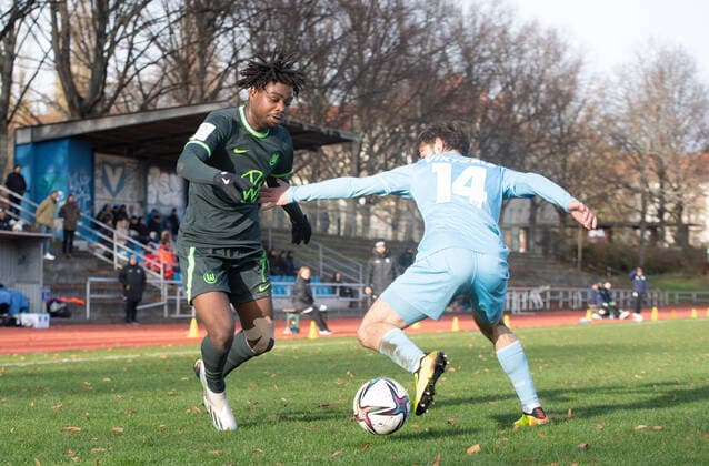 Football, A Juniors, season 2022 2023, A Juniors Bundesliga Nord Nordost 10 matchday , FC Viktoria 1889 Berlin U19 VfL Wolfsburg U19, v l Davis Boateng Wolfsburg U19 , Kurjakus Nathanael Jakob Viktoria U19 , 19 11 2022, Copyright: xSebastianxRäppold MatthiasxKochx