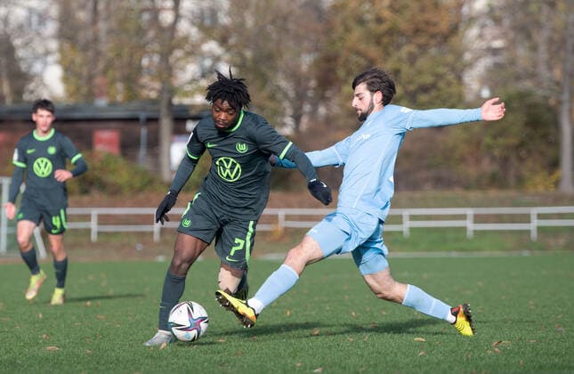 Football, A Juniors, season 2022 2023, A Juniors Bundesliga Nord Nordost 10 matchday , FC Viktoria 1889 Berlin U19 VfL Wolfsburg U19, v l Davis Boateng Wolfsburg U19 , Kurjakus Nathanael Jakob Viktoria U19 , 19 11 2022, Copyright: xSebastianxRäppold MatthiasxKochx