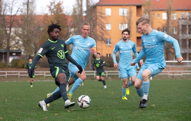 Football, A Juniors, season 2022 2023, A Juniors Bundesliga Nord Nordost 10 matchday , FC Viktoria 1889 Berlin U19 VfL Wolfsburg U19, v l Davis Boateng Wolfsburg U19 , Finn Hinze Viktoria U19 , Kurjakus Nathanael Jakob Viktoria U19 , Dominic Schmüser Viktoria U19 , 19 11 2022, Copyright: xSebastianxRäppold MatthiasxKochx