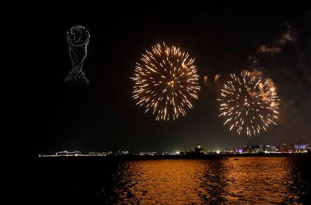 Sport Themen der Woche KW46 Sport Bilder des Tages (221119) -- DOHA, Nov. 19, 2022 -- Photo taken on Nov. 19, 2022 shows the firework and drone performance on the opening ceremony of FIFA Fan Festival at Al Bidda park in Doha, Qatar. ) (SP)QATAR-DOHA-FIFA FAN FESTIVAL PanxYulong 