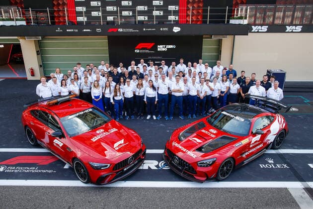 FIA staff group picture with the safety and medical car during the Formula 1 Etihad Airways Abu Dhabi Grand Prix 2022, 22nd round of the 2022 FIA Formula One World Championship, WM, Weltmeisterschaft from November 18 to 20, 2022 on the Yas Marina Circuit, in Yas Island, Abu Dhabi - F1 - ABU DHABI GRAND PRIX 2022 - RACE DPPI Panoramic  00122050__V2_6168