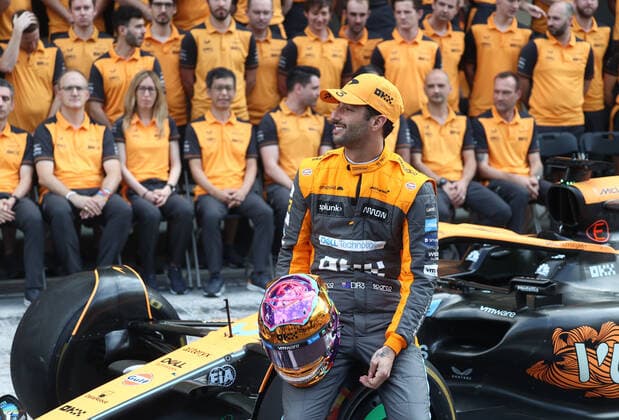 F1 Abu Dhabi Grand Prix Daniel Ricciardo of McLaren during the photo with the team ahead of the Formula 1 Abu Dhabi Grand Prix at Yas Marina Circuit in Abu Dhabi, United Arab Emirates on November 20, 2022. Abu Dhabi United Arab Emirates  Copyright: xJakubxPorzyckix originalFilename:porzycki-f1abudha221120_npTI9.jpg
