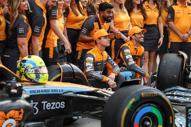NORRIS Lando (gbr), McLaren F1 Team MCL36, RICCIARDO Daniel (aus), McLaren F1 Team MCL36, portrait during the Formula 1 Etihad Airways Abu Dhabi Grand Prix 2022, 22nd round of the 2022 FIA Formula One World Championship, WM, Weltmeisterschaft from November 18 to 20, 2022 on the Yas Marina Circuit, in Yas Island, Abu Dhabi - F1 - ABU DHABI GRAND PRIX 2022 - RACE DPPI Panoramic 00122050_AV6_8155