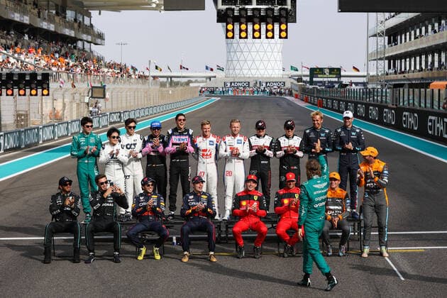 Bilder des Jahres, Sport 11 November Sport Themen der Woche KW46 family picture with all the drivers congratuling VETTEL Sebastian (ger), Aston Martin F1 Team AMR22, portrait during the Formula 1 Etihad Airways Abu Dhabi Grand Prix 2022, 22nd round of the 2022 FIA Formula One World Championship, WM, Weltmeisterschaft from November 18 to 20, 2022 on the Yas Marina Circuit, in Yas Island, Abu Dhabi - F1 - ABU DHABI GRAND PRIX 2022 - RACE DPPI Panoramic  00122050_AV6_8301