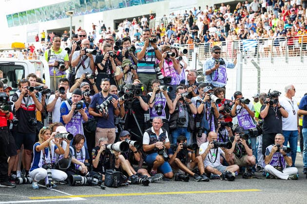 F1 photographers during the Formula 1 Etihad Airways Abu Dhabi Grand Prix 2022, 22nd round of the 2022 FIA Formula One World Championship, WM, Weltmeisterschaft from November 18 to 20, 2022 on the Yas Marina Circuit, in Yas Island, Abu Dhabi - F1 - ABU DHABI GRAND PRIX 2022 - RACE DPPI Panoramic  20221120_GOOD0089