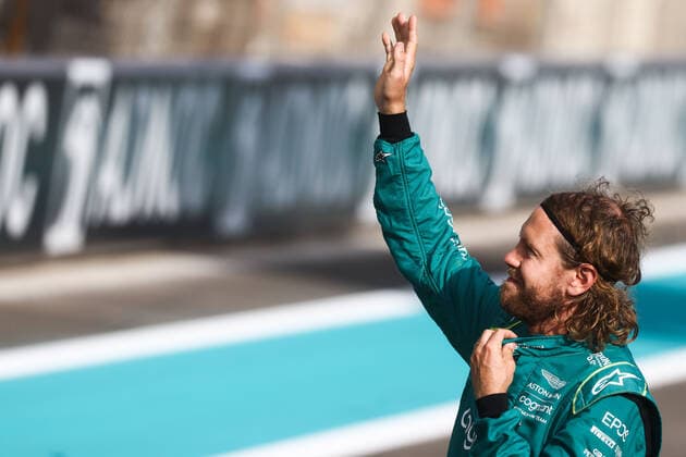 November 20, 2022, Abu Dhabi, United Arab Emirates: Sebastian Vettel of Aston Martin greats fans during Driver s Parade on Formula 1 Abu Dhabi Grand Prix at Yas Marina Circuit on November 19, 2022 in Abu Dhabi, United Arab Emirates. Abu Dhabi United Arab Emirates - ZUMAz156 0194607921st Copyright: xBeataxZawrzelx