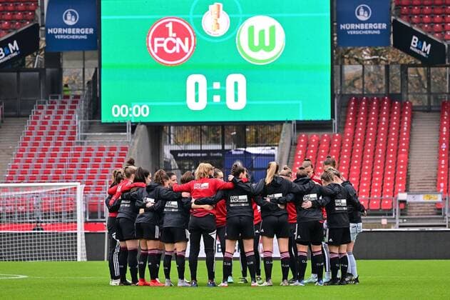 20 11 2022 football women season 2022 2023 DFB Pokal club cup round of 16 1 FC Nürnberg FCN club VfL Wolfsburg Sportfoto Zink regulations prohibit any use of photographs as image sequences and or quasi video team circle FCN before the start of the match
