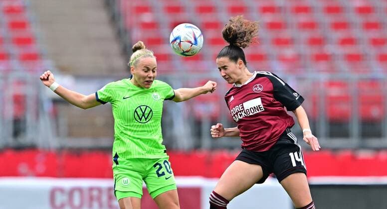 20 11 2022 Football Women Season 2022 2023 DFB Pokal Club Cup Round of 16 1 FC Nürnberg FCN Club VfL Wolfsburg Sportfoto Zink regulations prohibit any use of photographs as image sequences and or quasi video Pia Sophie Wolter 20, VfL Wolfsburg in header duel with Elena Mühlemann 14, 1 FC Nürnberg FCN