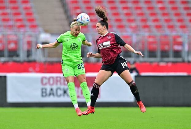 20 11 2022 Football Women Women Season 2022 2023 DFB Pokal Club Cup Round of 16 1 FC Nürnberg FCN Club VfL Wolfsburg Sportfoto Zink regulations prohibit any use of photographs as image sequences and or quasi video Pia Sophie Wolter 20, VfL Wolfsburg in header duel with Elena Mühlemann 14, 1 FC Nürnberg FCN